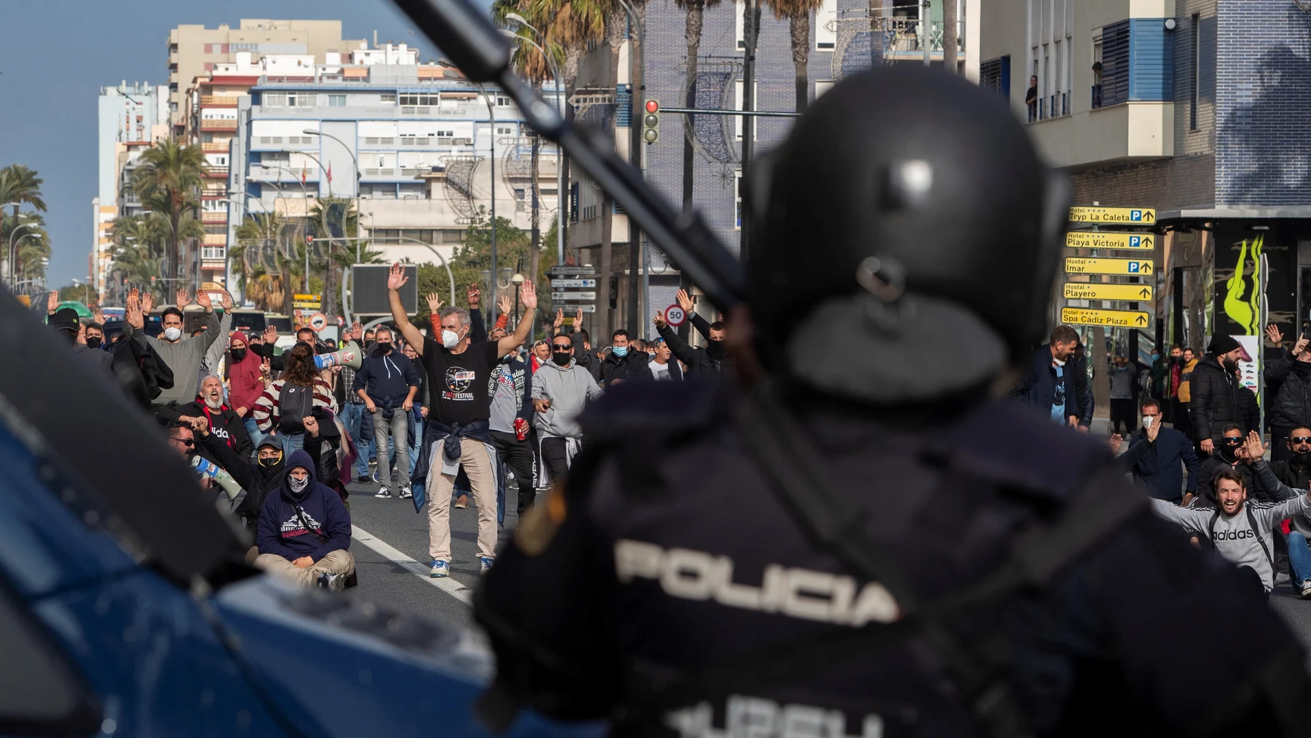 Los piquetes de los trabajadores del metal de Cádiz cortan el tráfico en el puente de hierro, único acceso por carretera hasta el astillero de Navantia en San Fernando, en las protestas de las semanas pasadas