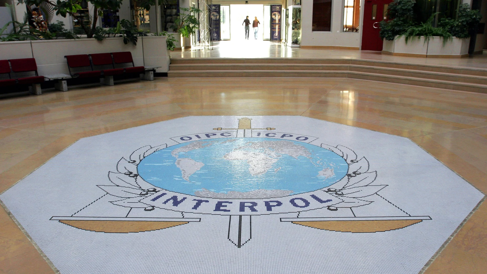 El vestíbulo de la sede de Interpol en Lyon, en el centro de Francia