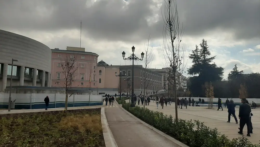 Carril bici y senda peatonal, junto al Senado, en dirección al Palacio Real