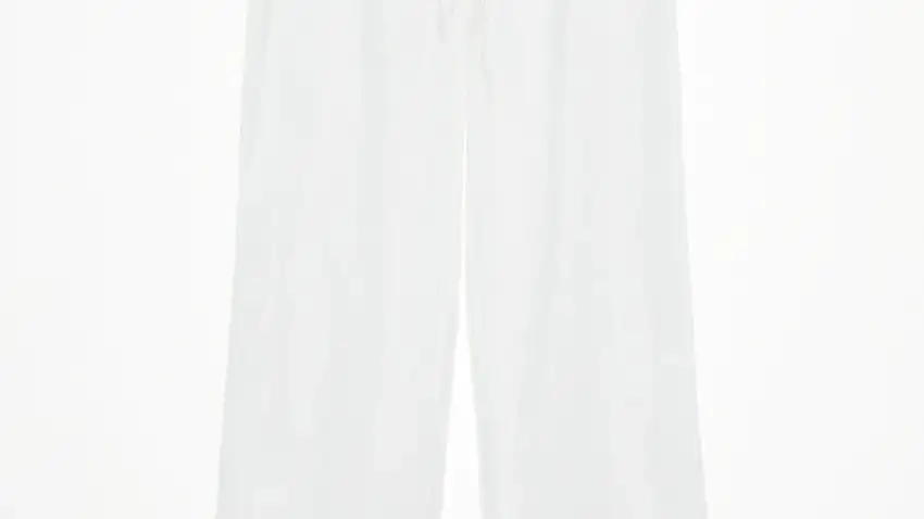 Pantalón blanco de pierna ancha.