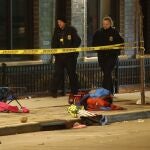 Policías patrullan en el lugar del atropello en Wisconsin