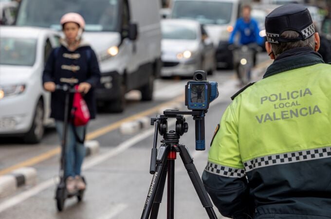 La Policía Local de Valencia ha realizado una campaña de control VMP (vehículos de Movilidad Personal) como patinetes y biclicletas, en la que controlará la velocidad con radares, pruebas de alcohol y drones.