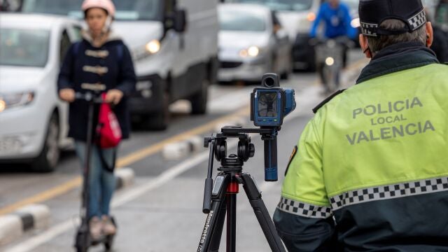 La Policía Local de Valencia ha realizado una campaña de control VMP (vehículos de Movilidad Personal) como patinetes y biclicletas, en la que controlará la velocidad con radares, pruebas de alcohol y drones.