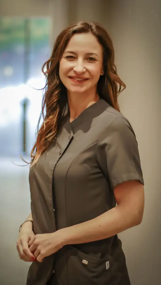 Doctora Marta Peydro, experta en implantología y blanqueamiento dental.