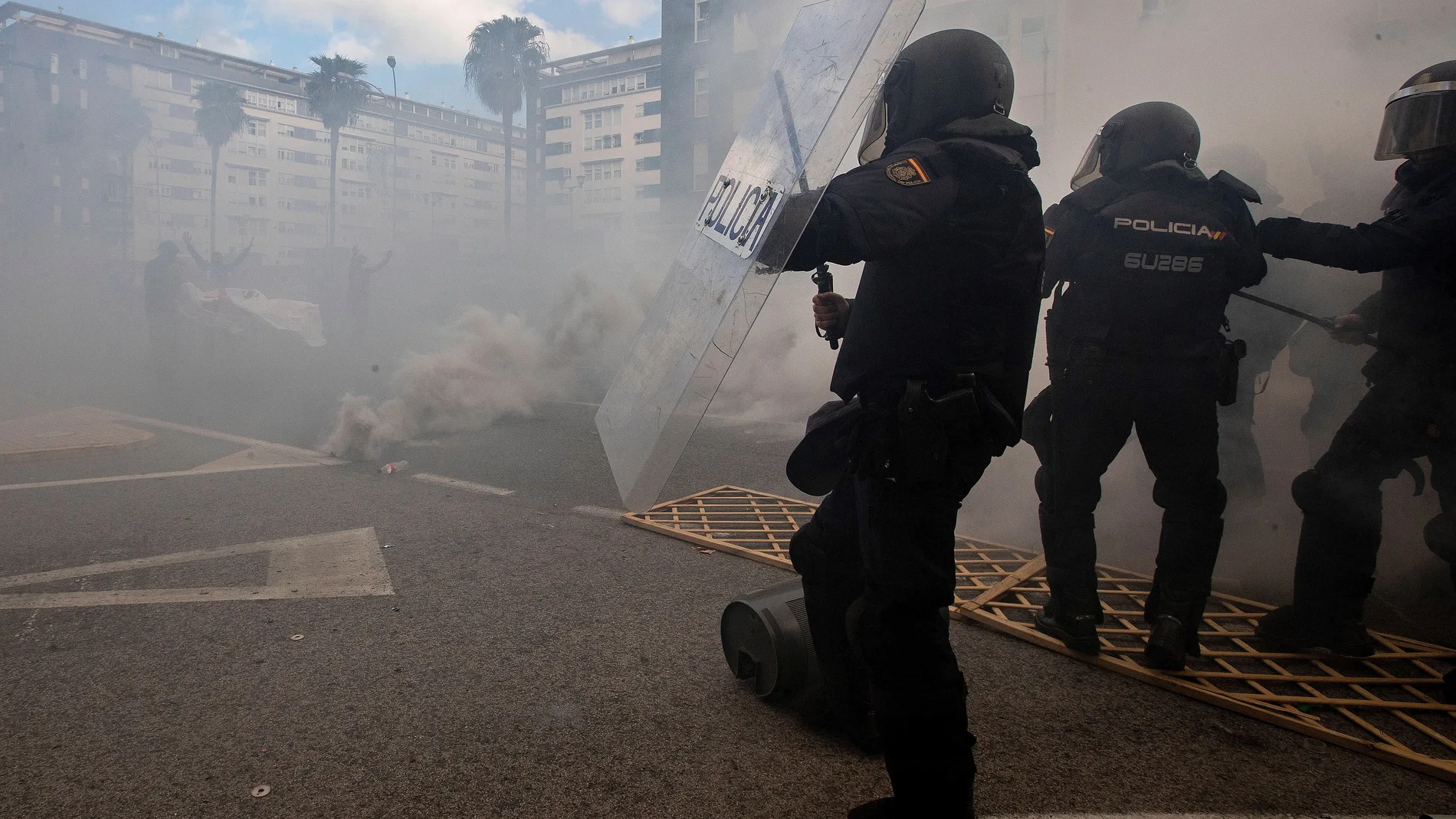 Agentes de la Policía Nacional durante la manifestación de los trabajadores del metal por las calles de Cádiz