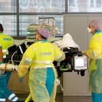 Sanitarios en Rotterdam trasladan a un enfermo de coronavirus