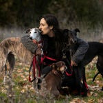 Estela de Castro, fotógrafa y activista, posa junto a Nina, Renko y Cloe.