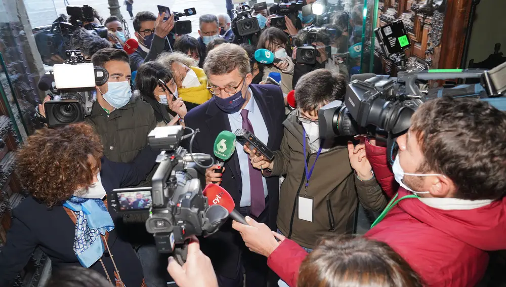 El presidente de la Xunta de Galicia, Alberto Nuñez Feijóo, responde a los medios a su llegada a la ‘Cumbre de Santiago de Compostela´