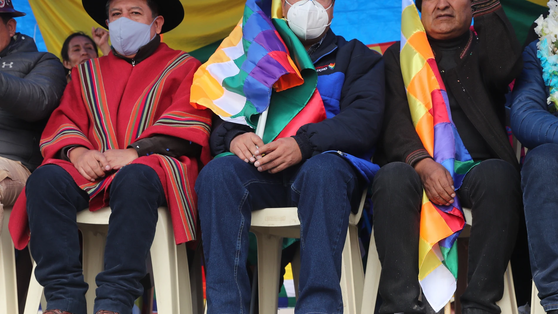 AME9884. CARACOLLO (BOLIVIA), 23/11/2021.- El exmandatario Evo Morales (d) junto al presidente de Bolivia Luis Arce (c) y el vicepresidente David Choquehuanca (i) inician hoy la "marcha por la patria" desde la localidad de Caracollo (Bolivia). El presidente de Bolivia, Luis Arce, advirtió este martes que el voto popular se hará "respetar en las calles" al tiempo que hizo un llamado a la "unidad" ante miles de personas que se congregaron para dar inicio a la "marcha por la patria". EFE/Martin Alipaz