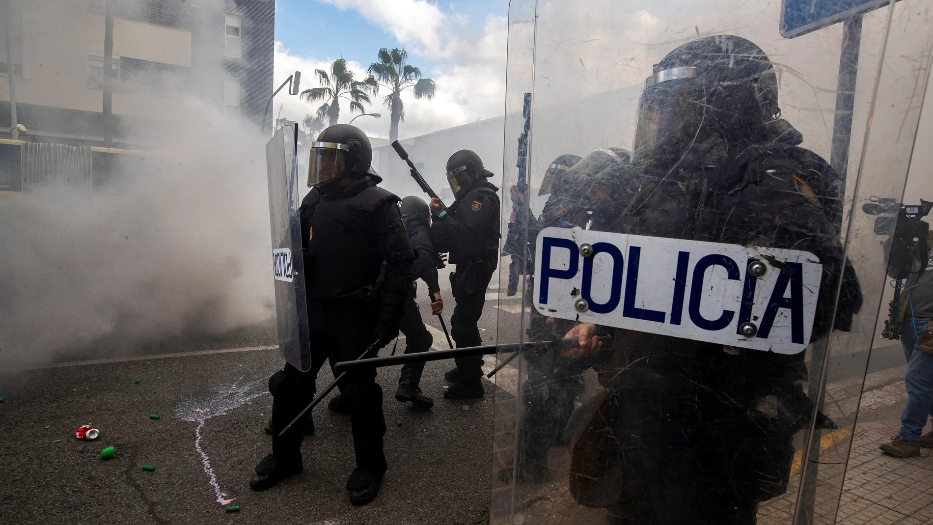 CÁDIZ, 23/11/2021.- Agentes de la Policía Nacional durante la manifestación de los trabajadores del metal por las calles de Cádiz.