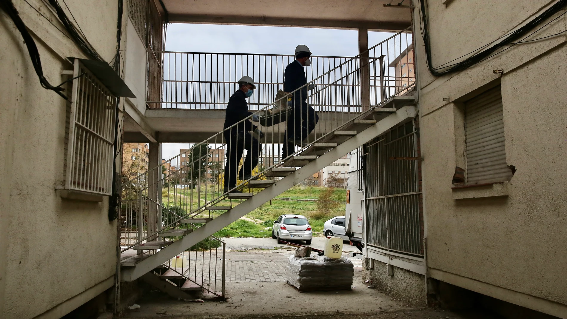 Los penúltimos vecinos de la colonia de la Uva en Hortaleza abandonan sus casas (que son tapiadas por operarios municipales) para ocupar nuevos pisos, donde el IVIMA los ha realojado.