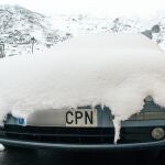 Un coche cubierto por la nieve caída durante las últimas horas en la localidad abulense de Mengamuñoz