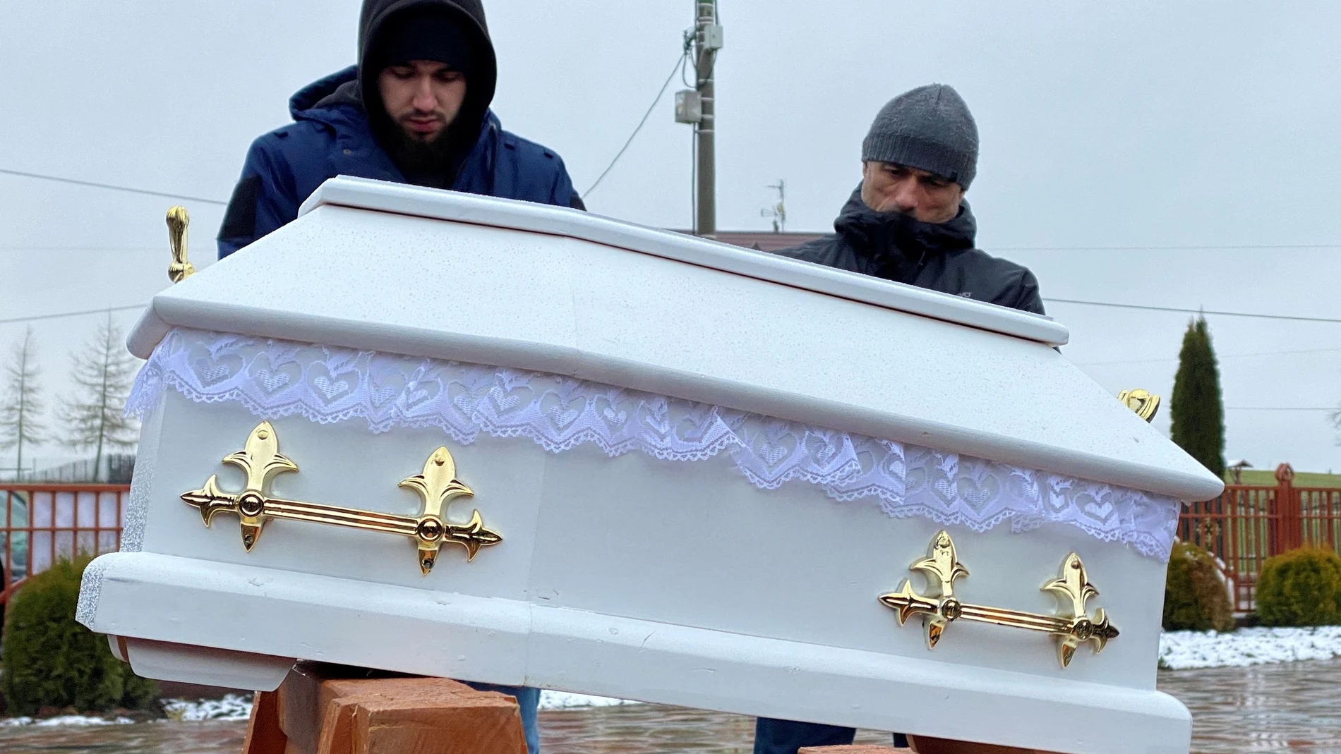 Miembros de la comunidad musulmana polaca asisten al funeral de un niño no nacido, Halikari Dhaker, que murió en el vientre de su madre durante la crisis de los migrantes en la frontera bielorrusa-polaca, en un cementerio en el pueblo de Bohoniki, cerca de Sokolka