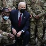 Joe Biden durante su visita a la base militar de Fort Bragg