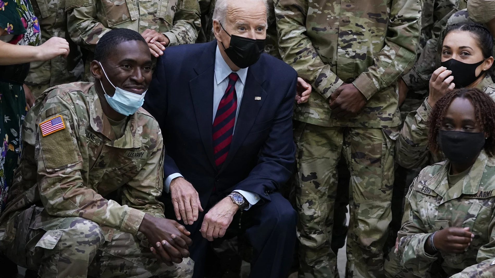 Joe Biden durante su visita a la base militar de Fort Bragg
