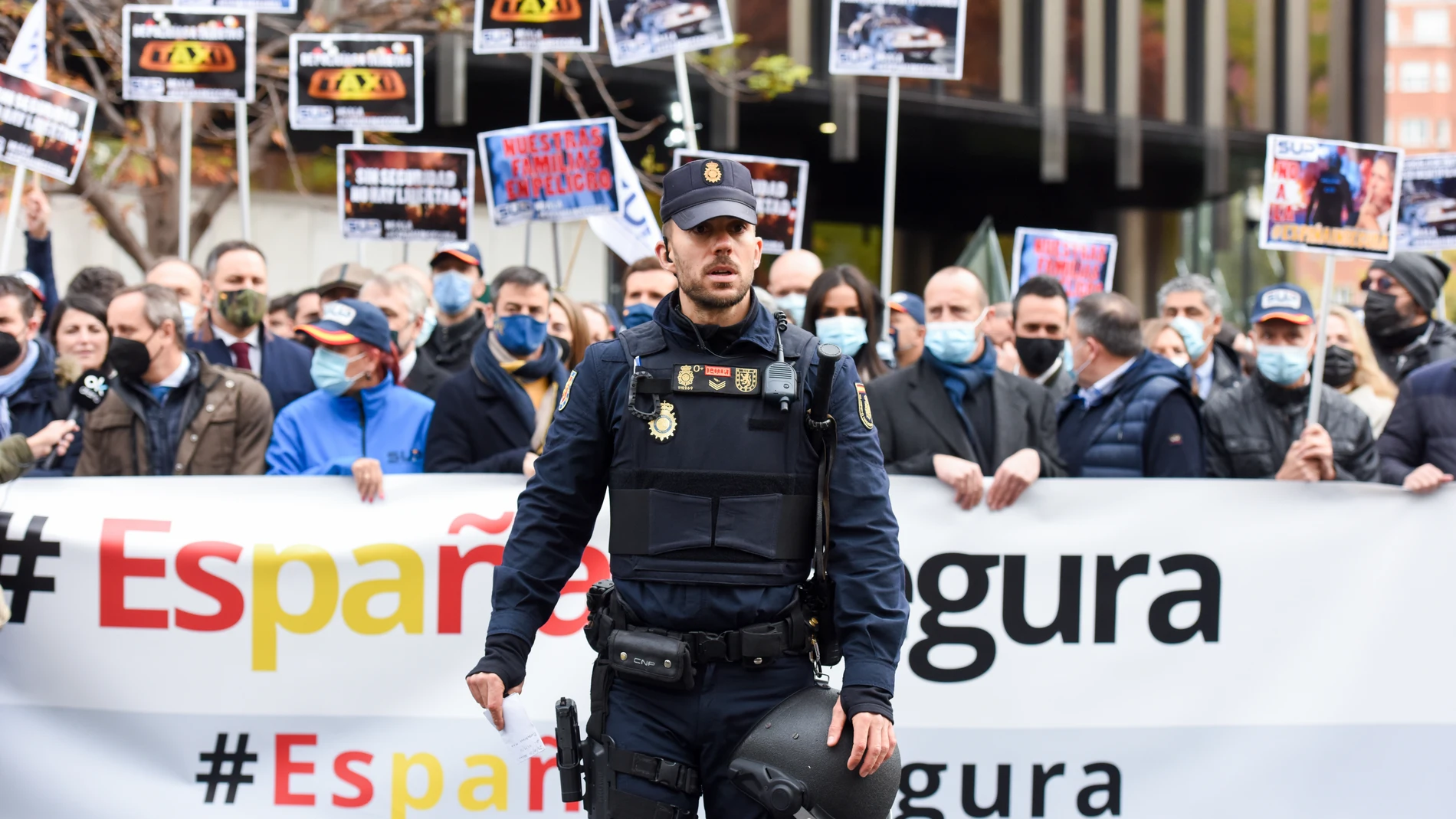 Un agente de Policía Nacional frente a una concentración contra la reforma de la ‘Ley Mordaza