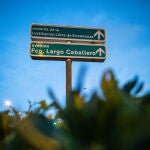 Indicación de la avenida de la Institución Libre de Enseñanza, que volverá a ser Hermanos García Noblejas, junto a la de Largo Caballero