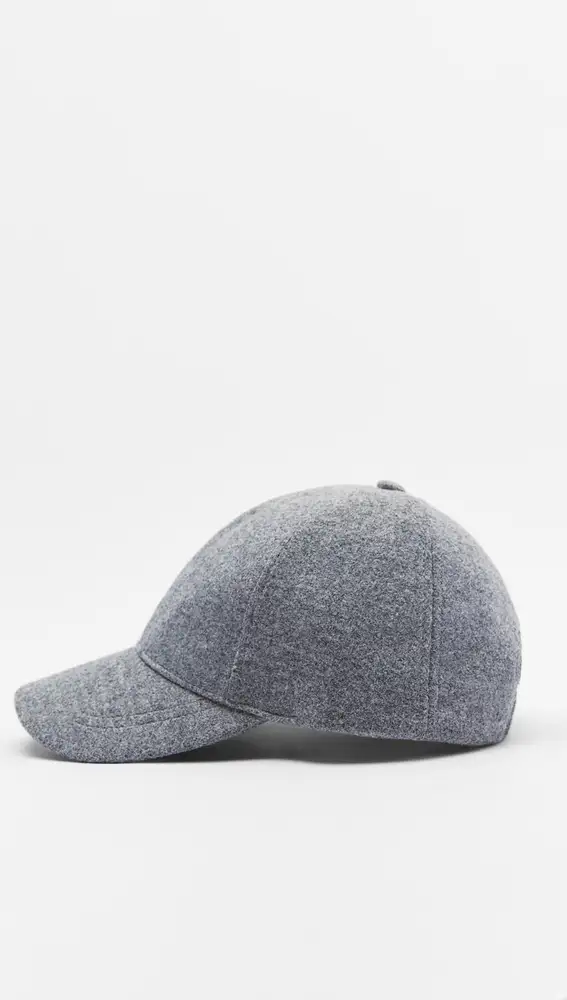 Gorra básica en color gris, de Zara