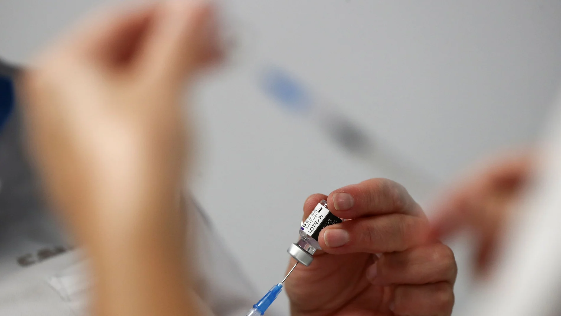 Un trabajador sanitario prepara una dosis de la vacuna de Pfizer para su administración
