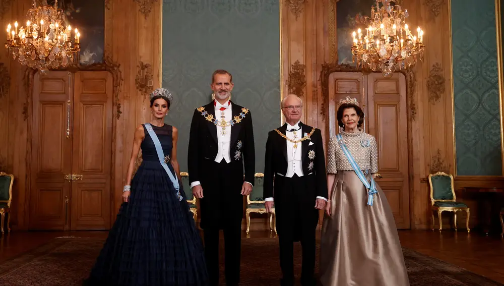 Los Reyes de España y sus homólogos suecos, anoche en el palacio real de Estocolmo.. EFE/JUANJO MARTÍN