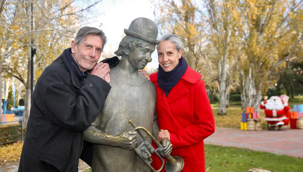 Fofito y Mónica Aragón junto a la estatua del payaso Fofó