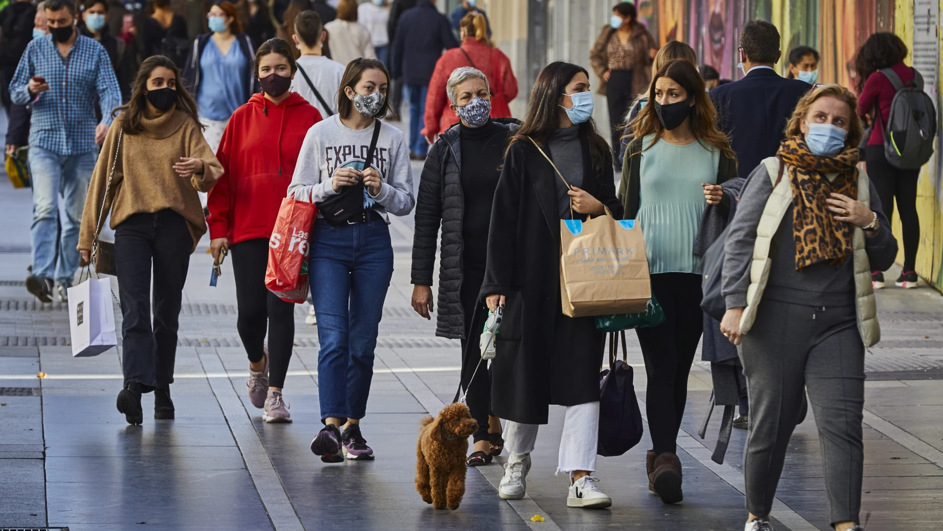 Madrileños y turistas en la Gran Vía de la capital