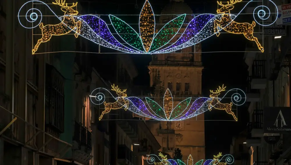 Iluminación navideña en las calles de la ciudad