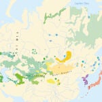 En este mapa podemos ver la distribución actual de las lenguas transeurasiáticas. En gamas de verde, las lenguas turcas; en gamas de amarillo/naranja, las lenguas mongolas; en gamas de azul, las tunguses; en violeta las lenguas coreánicas y en rojo las japónicas.