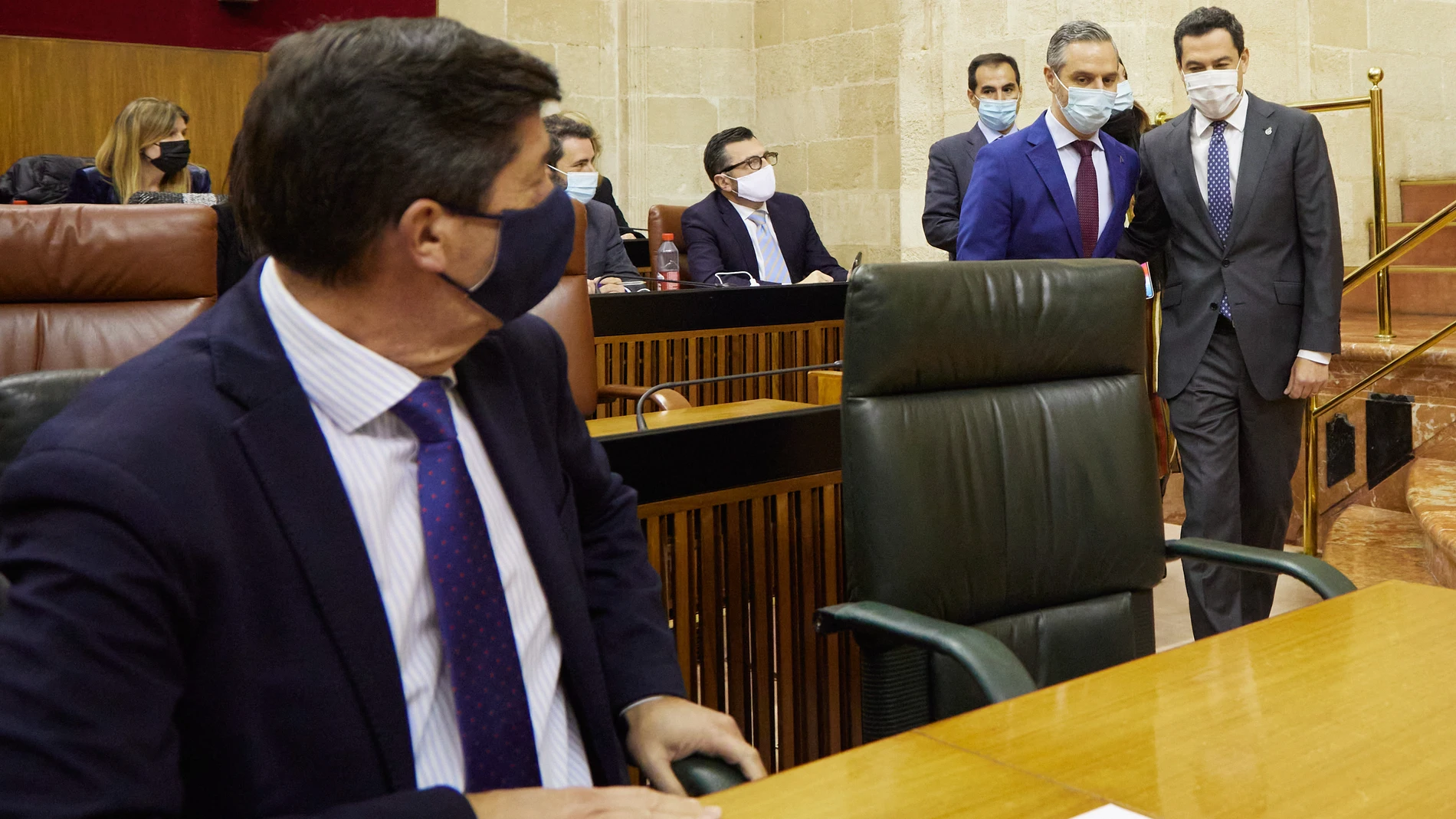 El vicepresidente de la Junta de Andalucía, Juan Marín, (i) espera la llegada del consejero de Hacienda y Financiación Europea, Juan Bravo (2d) y el presidente de la Junta de Andalucía, Juanma Moreno, (d) durante el Debate de Presupuesto de la Junta de Andalucía. Joaquín Corchero / Europa Press