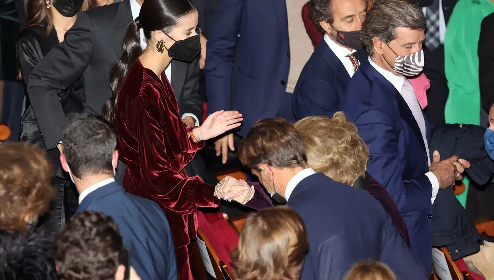 La Reina Doña Sofía saluda a su nieta, Victoria Federica de Marichalar, durante la entrega del premio BMW de pintura que se celebra en el Teatro Real.