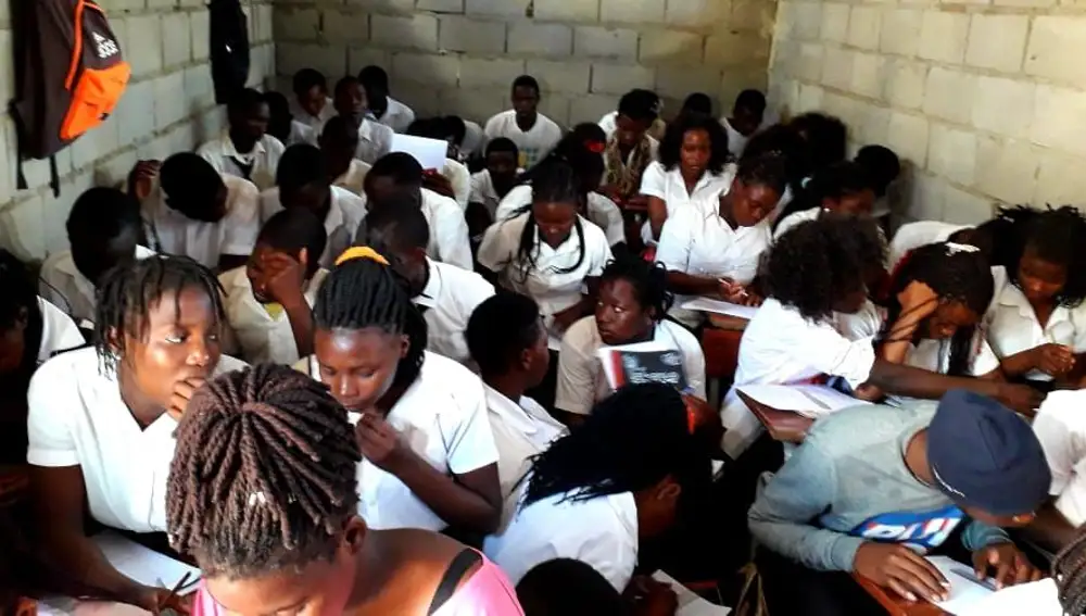 Imagen de los alumnos en una de las aulas de la Escuela Superior de Tenga (Mozambique)