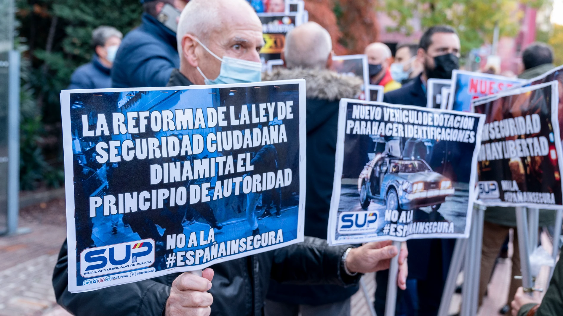 Varias personas con carteles en una concentración contra la reforma de la ‘Ley Mordaza’, frente a la Delegación del Gobierno.