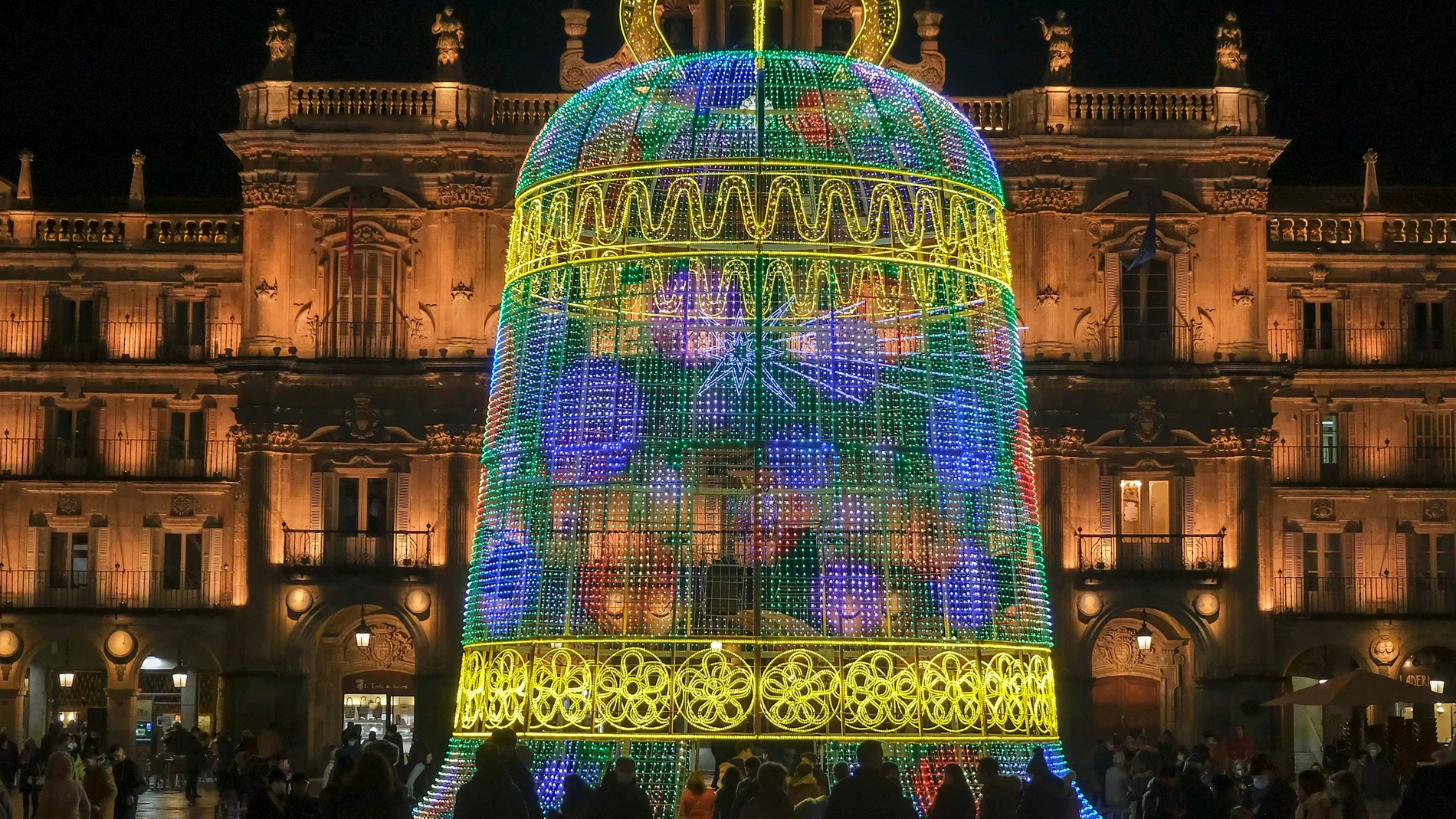 Iluminación navideña en las calles de la ciudad