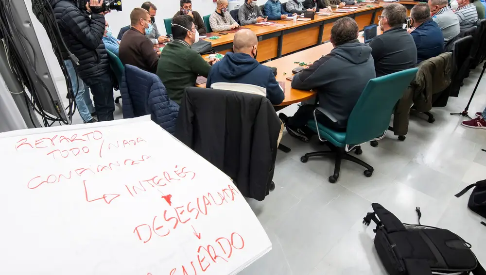 Negociación entre los representantes sindicales y de la Federación de Empresarios del Metal de Cádiz (FEMCA) en la sede del órgano de mediación laboral de la Consejería de Empleo en Sevilla. EFE/ Raúl Caro.