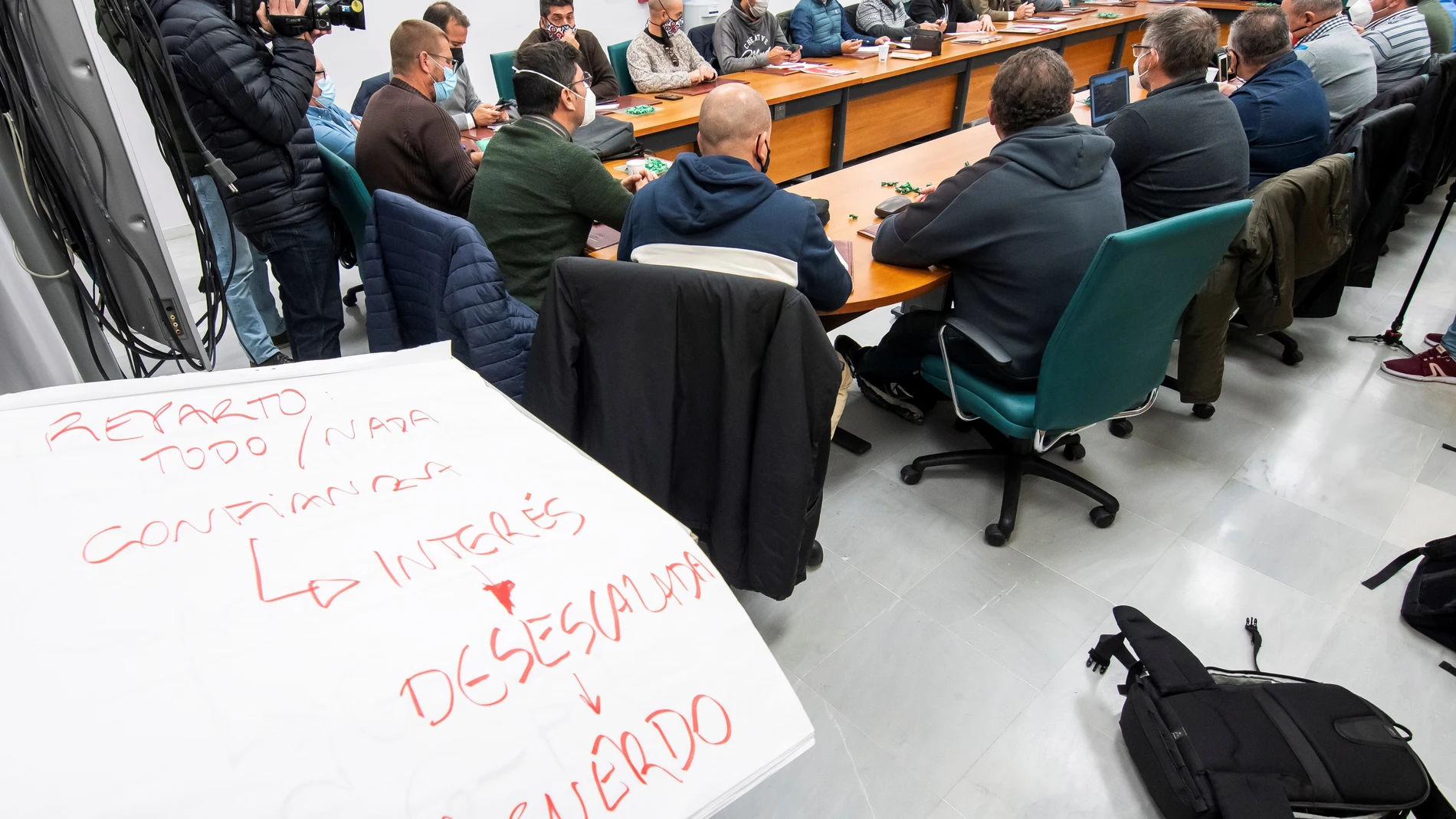 Negociación entre los representantes sindicales y de la Federación de Empresarios del Metal de Cádiz (FEMCA) en la sede del órgano de mediación laboral de la Consejería de Empleo en Sevilla. EFE/ Raúl Caro.