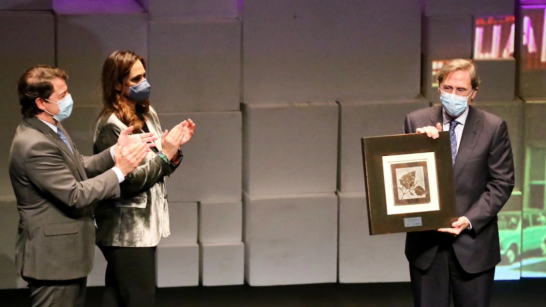 Tomás Pascual recibe el "Premio a Toda una Vida" de manos del presidente Alfonso Fernández Mañueco y Adriana Ulibarri