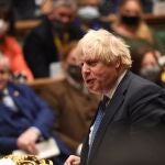 El primer ministro Boris Johnson contesta a las preguntas de sus señorías en el Parlamento británico
