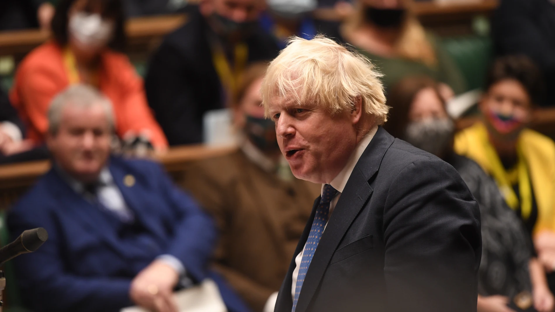 El primer ministro Boris Johnson contesta a las preguntas de sus señorías en el Parlamento británico