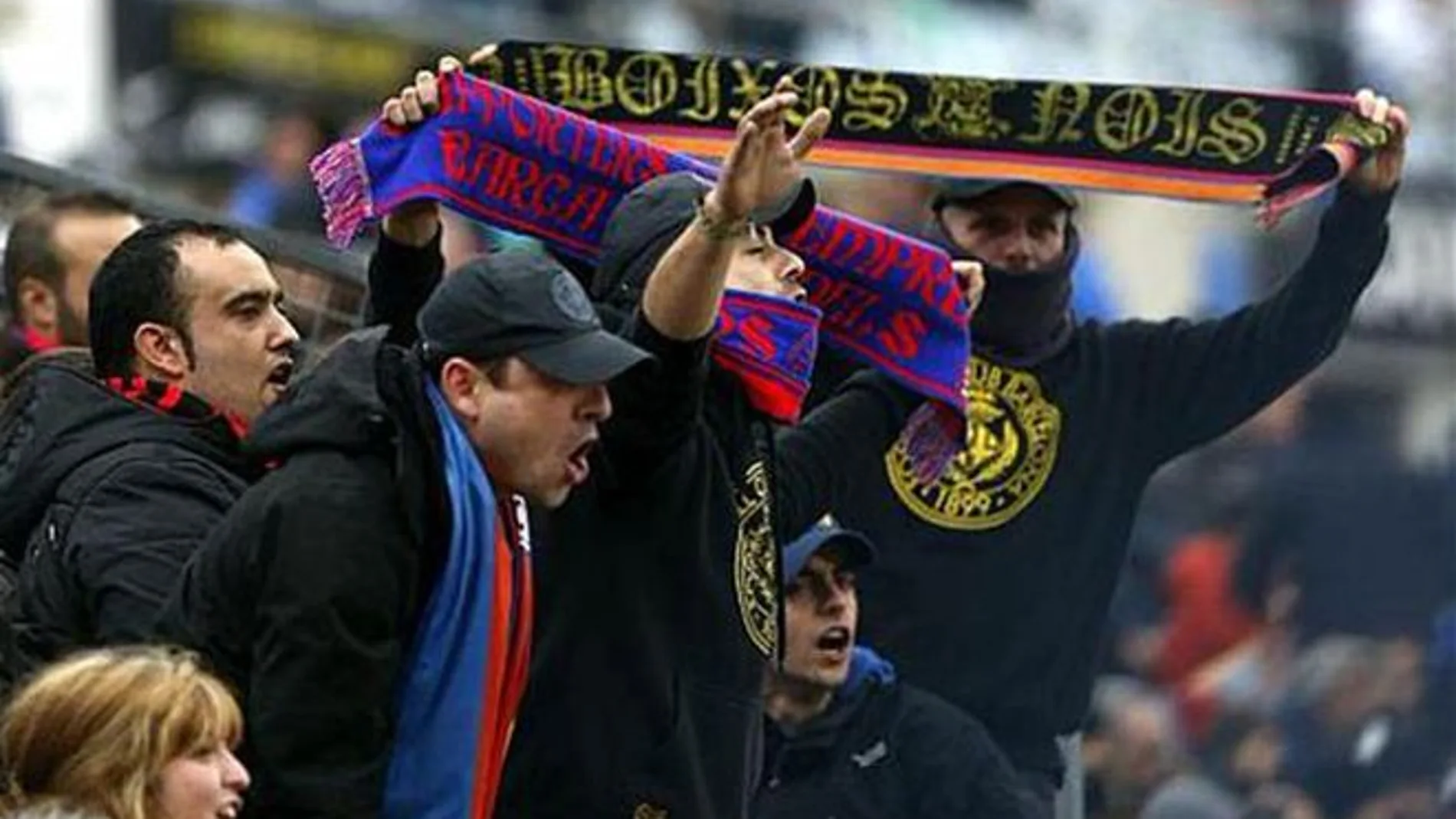 Miembros de los Boixos Nois, en el Camp Nou