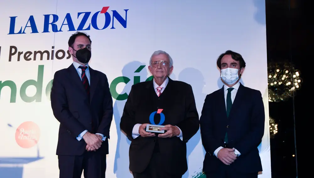 Pepe Lugo, Domingo de Torres y Mario Muñoz. El Puerto Seco de Antequera recibió el Premio Andalucía de Infraestructuras y Desarrollo