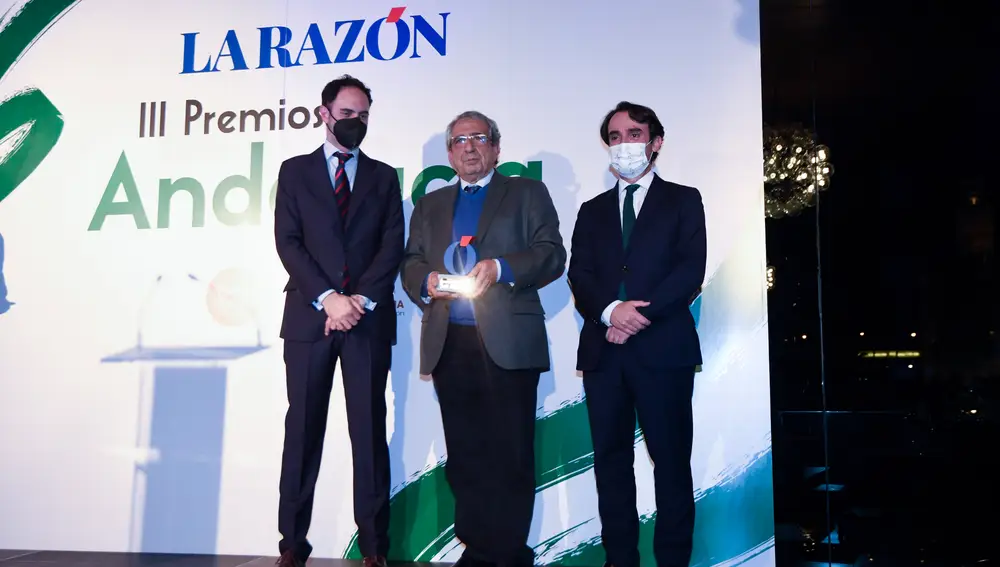 La Universidad de Málaga (UMA) recogió el Premio Andalucía de Ciencia. En la foto, Pepe Lugo, José A. Narváez y Mario Muñoz