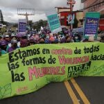 Decenas de mujeres participan en una movilización con motivo de la conmemoración del Día Internacional de la Eliminación de la Violencia contra la Mujer en Tegucigalpa (Honduras)