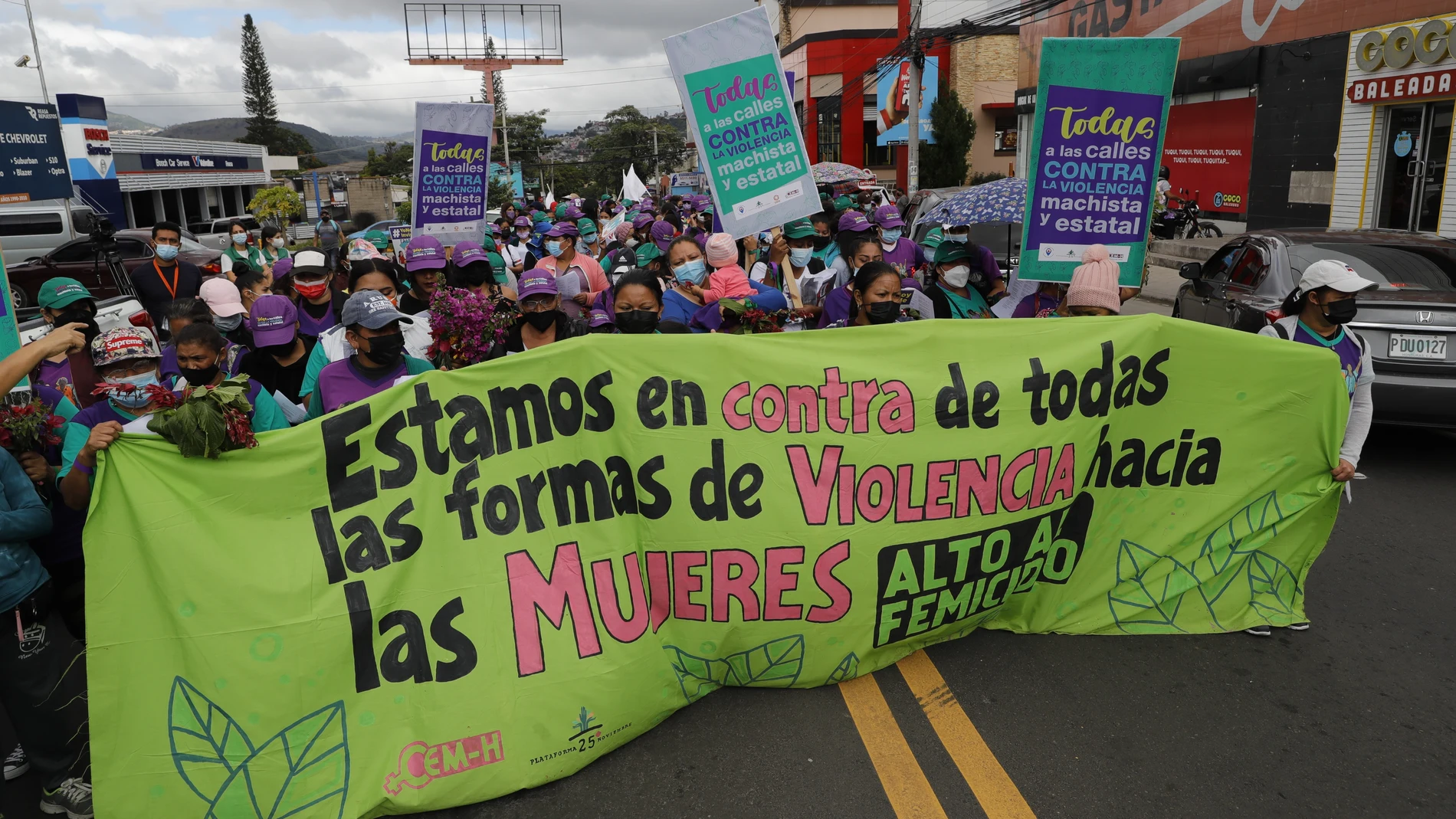 Decenas de mujeres participan en una movilización con motivo de la conmemoración del Día Internacional de la Eliminación de la Violencia contra la Mujer en Tegucigalpa (Honduras)