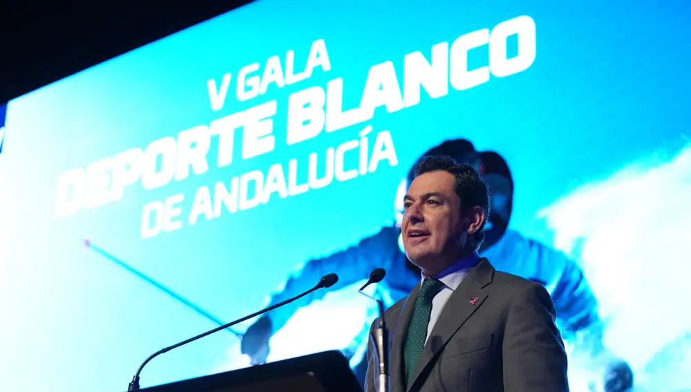Juanma Moreno, durante su intervención en la V Gala del Deporte Blanco de Andalucía