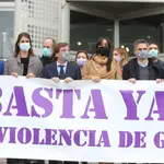 Almeida y Villacís, sujetan una pancarta en contra de la violencia de género