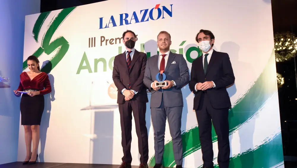 El Premio Liderazgo en Soluciones Enfocadas a la Agricultura Sostenible recayó en AgroGM. En la foto, Pepe Lugo, Rafael Garrido y Mario Muñoz