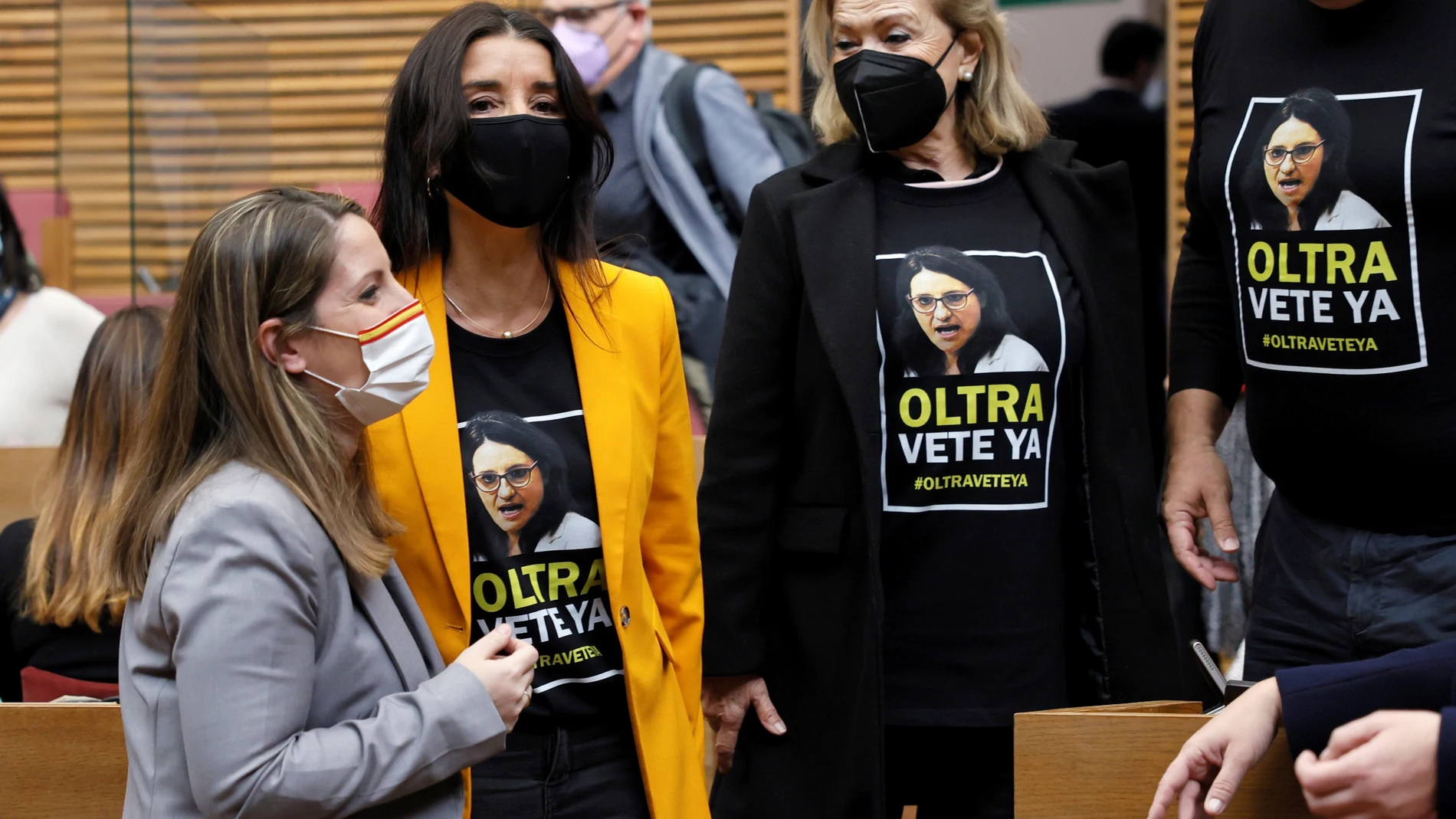 La diputada de Vox, Ana Vega (i) y de Ciudadanos, Ruth Merino (2º izq), y Rosa Menor (c) , con una camiseta alusiva a la vicepresidenta Mónica Oltra