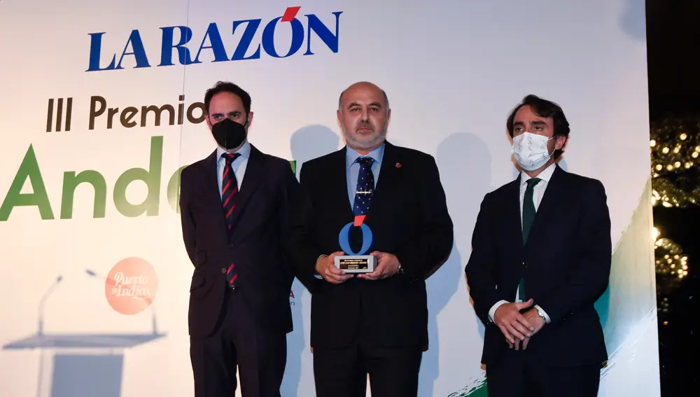 Pepe Lugo, Miguel Ángel Valle y Mario Muñoz.El Club Balonmano Triana, patrocinado por Helvetia Seguros y Prointegrada (Grupo Proin), recibió el Premio Andalucía del Deporte.