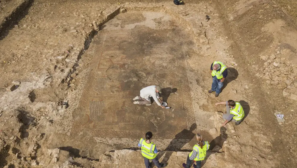 Los arqueólogos revelan el mosaico romano exclusivo de Gran Bretaña que representa una de las batallas más famosas de la Guerra de Troya. (University of Leicester Archaeological Services via AP)