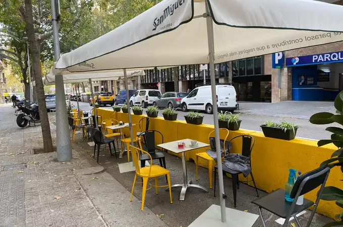 Colau pone precio a las terrazas en Barcelona: 2.500 euros por mesa